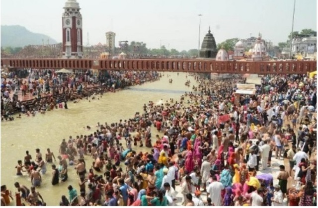 हरिद्वार महाकुंभ में सोमवती अमावस्या पर श्रद्धालुओं ने गंगा नदी में किया दूसरा शाही स्नान