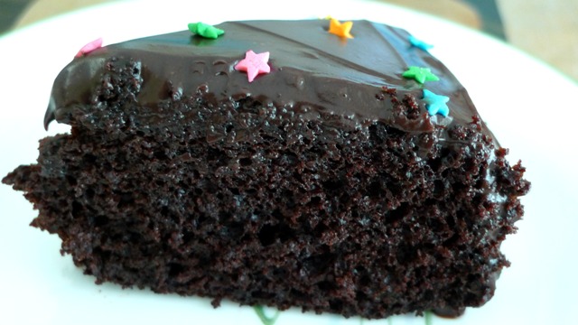 Valentine Day: वैलेंटाइन डे पर पार्टनर के लिए बनाए खास Eggless Chocolate Cake, जानें 