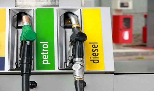 PETROL DIESEL PRICE: आम जनता को पेट्रोल-डीजल की बढ़ती कीमतों से राहत, यहां चेक करें अपने शहर का रेट
