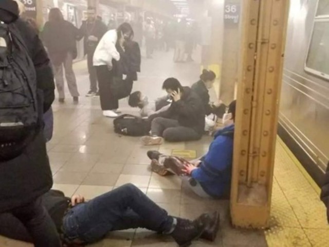 AMERICA: न्यूयॉर्क में मेट्रो स्टेशन पर चली ताबड़तोड़ गोलियां, 20 लोग घायल, विस्फोटक बरामद