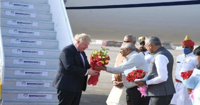 भारत पहुंचे ब्रिटेन के PM बोरिस जॉनसन, CM भूपेंद्रभाई पटेल ने अहमदाबाद एयरपोर्ट पर किया स्वागत