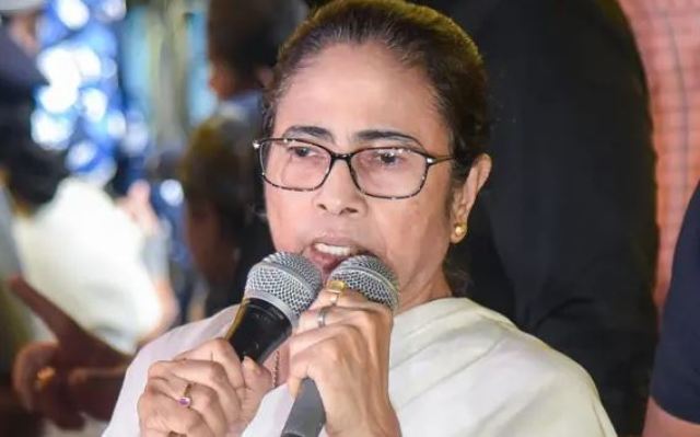 'मुझे पद की नहीं आपकी चिंता है...' Kolkata में प्रदर्शन कर रहे डॉक्टरों से CM Mamta की अपील